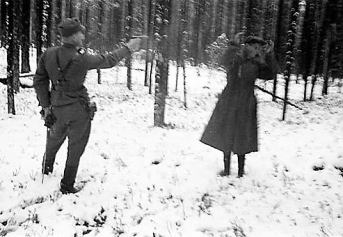 Финский солдат расстреливает советского разведчика 1942